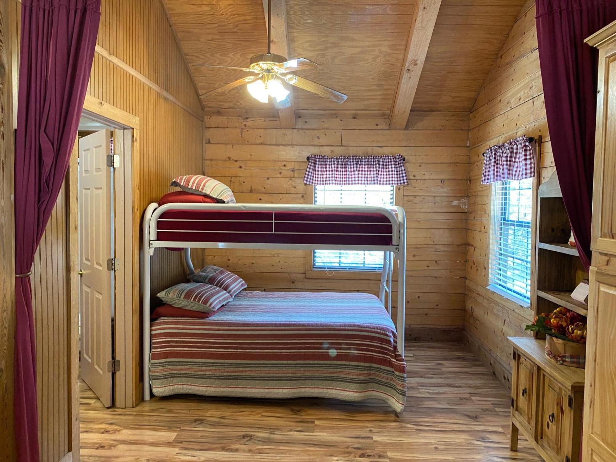 A Peace Of Heaven Cabins And Rv Vanderpool Экстерьер фото