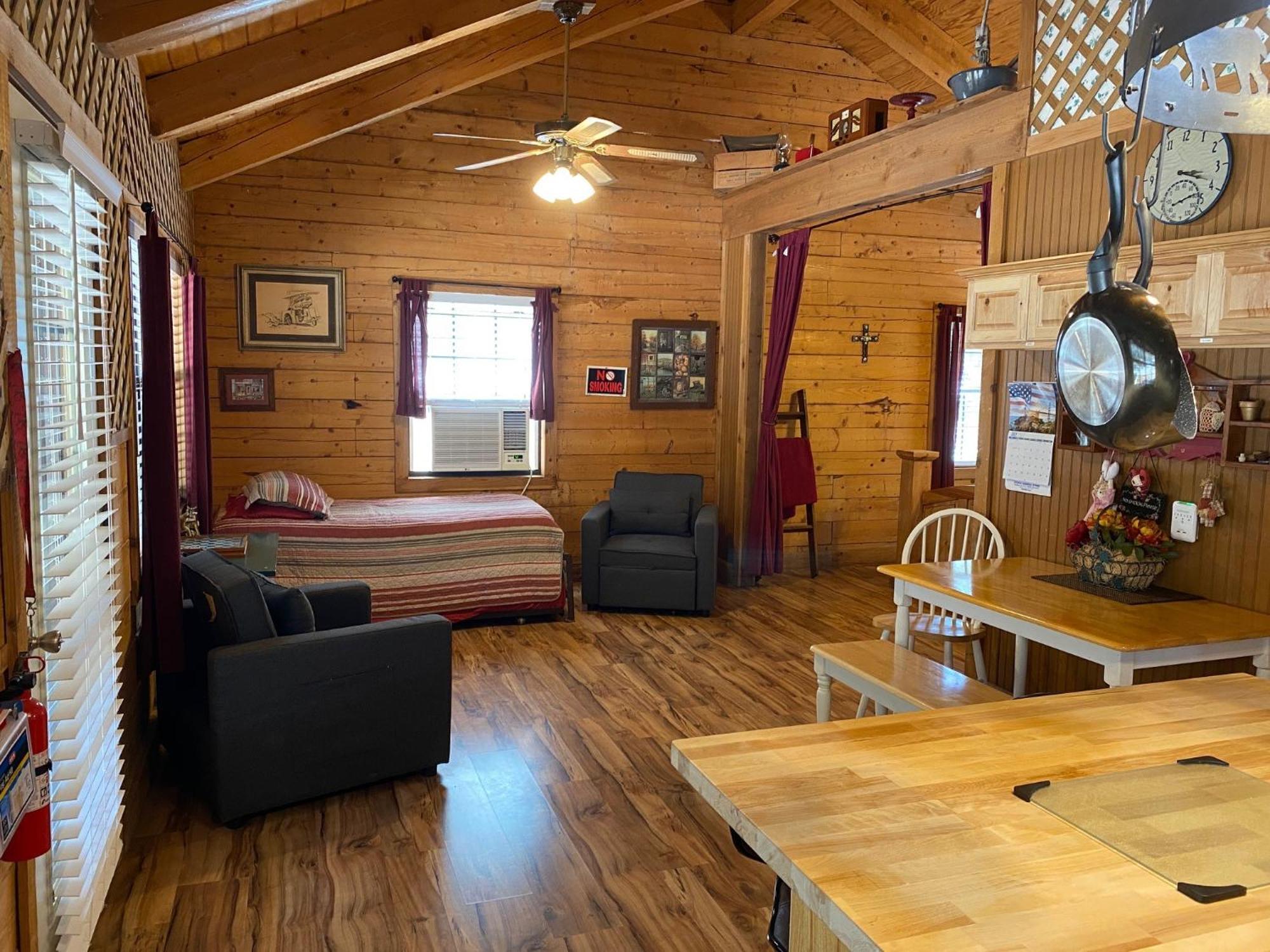 A Peace Of Heaven Cabins And Rv Vanderpool Экстерьер фото